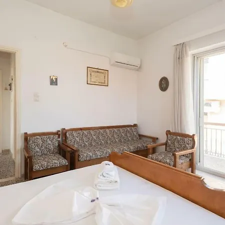 Retro Family House In With Castle View מישטראש