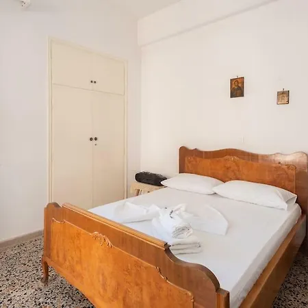 Retro Family House In With Castle View Apartment