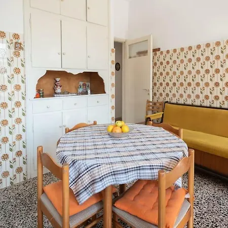 Retro Family House In With Castle View דירה