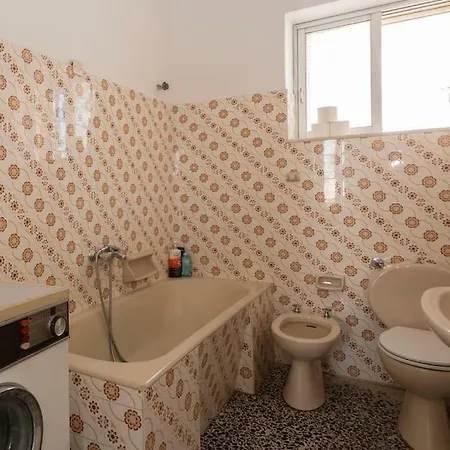 Retro Family House In With Castle View Apartment *