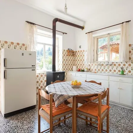 Retro Family House In With Castle View *