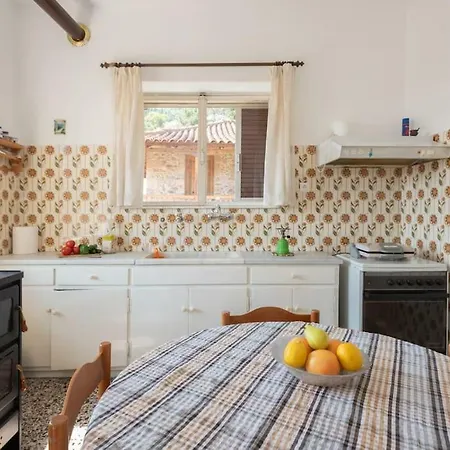 Retro Family House In With Castle View * מישטראש