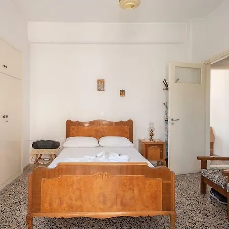 Retro Family House In With Castle View * Mystras