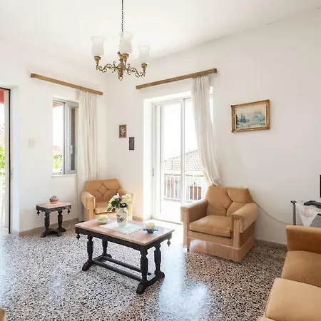 Retro Family House In With Castle View מישטראש